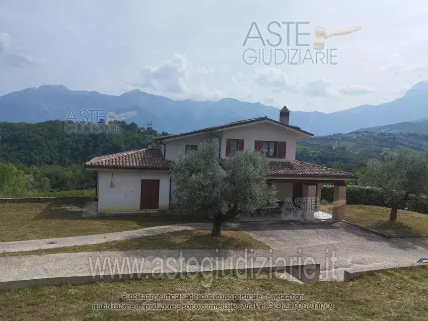 Villa all'asta a Tossicia